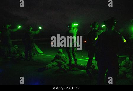 U.S. Marines mit Bataillon Landing Team 2/5, 31. Marine Expeditionary Unit, bereitet sich darauf vor, während eines Deckschießers an Bord der USS New Orleans (LPD 18) im Japanischen Meer, 3. September 2022, zu feuern. Combat Marksmanship Program ist darauf ausgelegt, die Letalität einer Einheit aufrechtzuerhalten. Die 31. MEU ist an Bord der Schiffe der Amphibious Ready Group von Tripolis im Einsatzgebiet der 7. Flotten tätig, um die Interoperabilität mit Verbündeten und Partnern zu verbessern und als einsatzbereite Einsatztruppe zur Verteidigung von Frieden und Stabilität in der Indo-Pazifik-Region zu dienen. Stockfoto