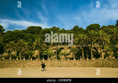 BARCELONA, SPANIEN - 13. Oktober 2022: Keramikbank im Park Güell, entworfen vom berühmten Architekten Antoni Gaudi. UNESCO, Weltkulturerbe. Stockfoto