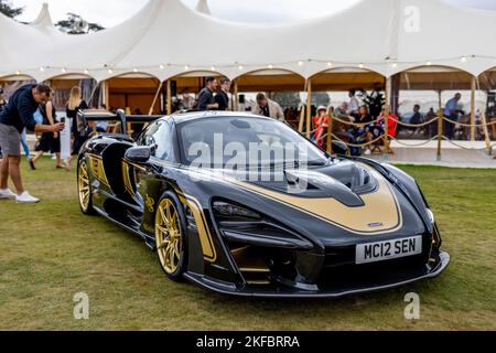 2019 McLaren Senna ‘MC12 SEN’ in der atemberaubenden JPS-Lackierung, die auf der Concours d’Elégance Motorshow im Blenheim Palace zu sehen ist. Stockfoto