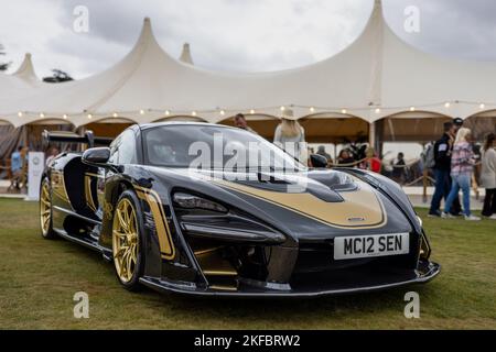 2019 McLaren Senna ‘MC12 SEN’ in der atemberaubenden JPS-Lackierung, die auf der Concours d’Elégance Motorshow im Blenheim Palace zu sehen ist. Stockfoto