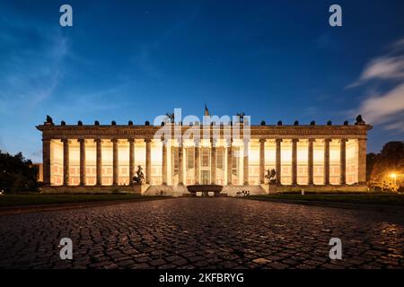 Berlin, Deutschland - September 2022: Das Alte Museum (Altes Museum) ist Berlins ältestes Museum (1830) in der Dämmerung mit Beleuchtung. UNESCO-Weltkulturerbe. Stockfoto