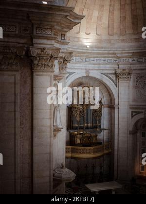 Das goldene Pantheon, Orgel in der Kirche des Nationalen Pantheons in Lissabon, Portugal Stockfoto