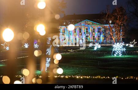 Berlin, Deutschland. 17.. November 2022. Das Schloss Friedrichsfelde wird anlässlich der Attraktion „Weihnachten 2022 im Zoo“ bunt beleuchtet. Vom 18. November 2022 bis zum 15. Januar 2023 können Besucher auf einem beleuchteten Rundweg mit Projektionen und Millionen von Lichtern in den weihnachtlichen Geist eintauchen. Kredit: Britta Pedersen/dpa/Alamy Live Nachrichten Stockfoto