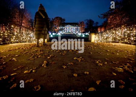 Berlin, Deutschland. 17.. November 2022. Das Schloss Friedrichsfelde wird anlässlich der Attraktion „Weihnachten 2022 im Zoo“ bunt beleuchtet. Vom 18. November 2022 bis zum 15. Januar 2023 können Besucher auf einem beleuchteten Rundweg mit Projektionen und Millionen von Lichtern in den weihnachtlichen Geist eintauchen. Kredit: Britta Pedersen/dpa/Alamy Live Nachrichten Stockfoto