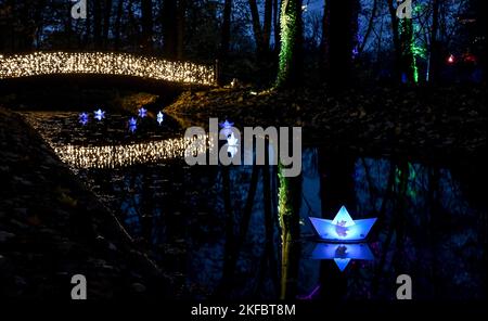 Berlin, Deutschland. 17.. November 2022. Eine Lichtinstallation bei der Attraktion „Weihnachten 2022 im Zoo“. Vom 18. November 2022 bis zum 15. Januar 2023 können Besucher auf einem beleuchteten Rundweg mit Projektionen und Millionen von Lichtern in den weihnachtlichen Geist eintauchen. Kredit: Britta Pedersen/dpa/Alamy Live Nachrichten Stockfoto