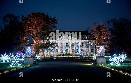 Berlin, Deutschland. 17.. November 2022. Das Schloss Friedrichsfelde wird anlässlich der Attraktion „Weihnachten 2022 im Zoo“ bunt beleuchtet. Vom 18. November 2022 bis zum 15. Januar 2023 können Besucher auf einem beleuchteten Rundweg mit Projektionen und Millionen von Lichtern in den weihnachtlichen Geist eintauchen. Kredit: Britta Pedersen/dpa/Alamy Live Nachrichten Stockfoto