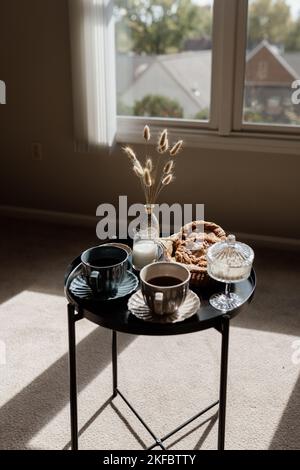 Ästhetisches Frühstück. Milchkaffee, Milchtee, Zucker, Mandel-, Mandelkuchen, Kekse, Marzipane und Puffs. Englisches Frühstück in einem gemütlichen Zuhause. Herbststimmung. Stockfoto