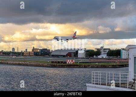 Ein Embraer ERJ-190 von British Airways landet am Flughafen London City Stockfoto