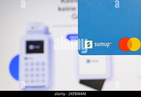 Viersen, Deutschland - November 9. 2022: Nahaufnahme der blauen sumup mastercard, verschwommener Shop-Website-Hintergrund Stockfoto