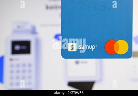 Viersen, Deutschland - November 9. 2022: Nahaufnahme der blauen sumup mastercard, verschwommener Shop-Website-Hintergrund Stockfoto