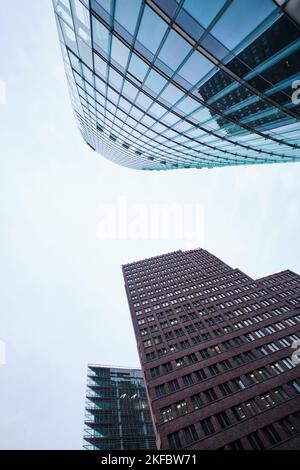 Berlin, Deutschland - September 2022: Die drei hohen modernen Gebäude Turm des Postdamer Platzes Stockfoto