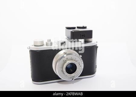Eine komplett mechanische Ferrania Galileo 'Condoretta' Filmkamera aus dem Jahr 1951 mit einem modernen Lichtmesser Stockfoto