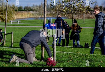 VIJFHUIZEN - Australische Verwandte am National Monument MH17. Im Gericht in Schiphol urteilst das Gericht im Strafverfahren gegen die vier Männer, die der Verwicklung in den Abschuss von Flug MH17 verdächtigt werden. Alle 298 Menschen an Bord wurden getötet. ANP ROBIN UTRECHT niederlande Out - belgien Out Stockfoto