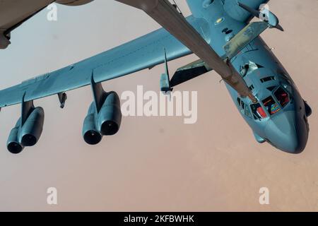 Eine Stratofortress der US Air Force B-52H, die dem Bombenflügel 5., dem Minot Air Force Base, North Dakota, zugewiesen wurde, nähert sich während einer Bomber Task Force-Mission einem KC-10 Extender, der dem Expeditionary Air Betanking Squadron 908., dem Prince Sultan Air Base, Königreich Saudi-Arabien, zur Unterstützung der Luftbetankung, zugewiesen wurde, Über den Zuständigkeitsbereich des US Central Command, 4. September 2022. Während der BTF führten zwei B-52H Stratofortresses zusammen mit anderen US-Flugzeugen eine Schulung zur Theaterintegration mit einer Vielzahl von Koalitions- und Partnerflugzeugen durch, um ihre Bereitschaft zu demonstrieren und die Beziehungen innerhalb der zu stärken Stockfoto