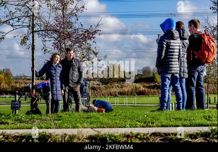 VIJFHUIZEN - Australische Verwandte am National Monument MH17. Im Gericht in Schiphol urteilst das Gericht im Strafverfahren gegen die vier Männer, die der Verwicklung in den Abschuss von Flug MH17 verdächtigt werden. Alle 298 Menschen an Bord wurden getötet. ANP ROBIN UTRECHT niederlande Out - belgien Out Stockfoto