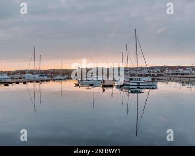 Danzig, Polen - 30. Oktober 2022: Marina Yacht Club auf dem europäischen Platz von Sopot, Polen bei Sonnenuntergang. Wunderschöne Fischerstadt mit Segelbooten. Sopot, Stockfoto