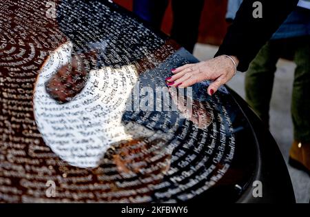 VIJFHUIZEN - Australische Verwandte am National Monument MH17. Im Gericht in Schiphol urteilst das Gericht im Strafverfahren gegen die vier Männer, die der Verwicklung in den Abschuss von Flug MH17 verdächtigt werden. Alle 298 Menschen an Bord wurden getötet. ANP ROBIN UTRECHT niederlande Out - belgien Out Stockfoto