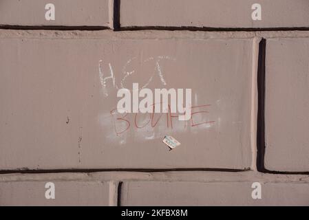 Sankt Petersburg, Russland - 7. Juni 2022: Schreiben von 'No war' an die Wand auf der Straße. Das ursprüngliche Wort „Krieg“ wurde von jemandem gelöscht, aber später neu geschrieben Stockfoto