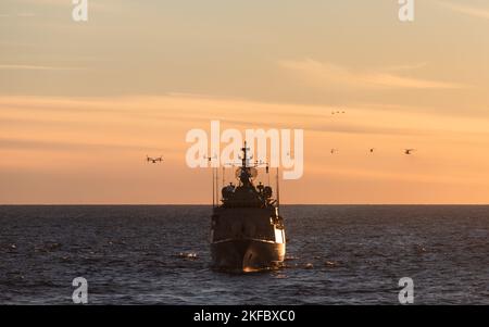 220904-N-EJ843-1071 OSTSEE (SEP. 4, 2022) Flugzeuge der US Navy und des Marine Corps fliegen in Formation über der portugiesischen Fregatte der Vasco Da Gama-Klasse NRP Corte-Real (F332) während einer Manövrierübung mit dem amphibischen Sturmschiff USS Kearsarge (LHD 3) der US Navy Wasp-Klasse am 4. September 2022. Die Kearsarge Amphibious Ready Group und die eingeschiffte 22. Marine Expeditionary Unit unter dem Kommando und der Kontrolle der Task Force 61/2 befinden sich im geplanten Einsatzgebiet der US Naval Forces Europe, das von der US Sixth Fleet zur Verteidigung der Interessen der USA, der Alliierten und der Partner eingesetzt wird. Stockfoto