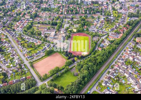 Luftaufnahme, Marie-Curie-Gymnasium und Humboldt-Realschule, Sportplatz im Schulzentrum, Bönen, Ruhrgebiet, Nordrhein-Westfalen, Deutschland, Bildung Stockfoto