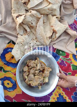 desi Food Rooti und Salan, Hammelsoße und Brot in indien Stockfoto