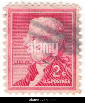 USA - 1954: Eine 2 Cent Carmine-Rose Briefmarke, die das Porträt von Thomas Jefferson, einem amerikanischen Staatsmann, Diplomaten, Anwalt, Architekten, Philosoph und Gründungsvater, der von 1801 bis 1809 als dritter Präsident der Vereinigten Staaten diente. Zuvor war er der zweite Vizepräsident unter John Adams und der erste US-Außenminister unter George Washington. Der Hauptautor der Unabhängigkeitserklärung, Jefferson, war ein Befürworter der Demokratie, des Republikanismus und der individuellen Rechte und motivierte amerikanische Kolonisten, aus dem Königreich Großbritannien auszubrechen Stockfoto