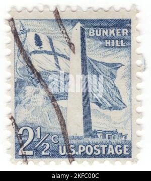 USA - 1959: Eine grau-blaue Briefmarke mit 2½ Cent und einem Bunker Hill Monument ist ein Monument, das an der Stelle der Schlacht von Bunker Hill in Boston, Massachusetts, errichtet wurde, die zu den ersten großen Schlachten zwischen den Roten Männen und Patrioten im amerikanischen Revolutionskrieg gehörte. Der 221 Fuß (67 m) große Granitobelisk wurde zwischen 1825 und 1843 in Charlestown, Massachusetts, errichtet, wobei Granit aus dem nahe gelegenen Quincy über die eigens gebaute Granite Railway zum Standort transportiert wurde, gefolgt von einer Fahrt mit einem Lastkahn. Es gibt 294 Stufen nach oben Stockfoto