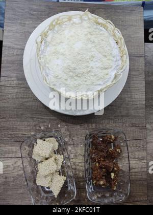 Hausgemachter Kuchen mit weißer Schokolade und frischer Sahne Stockfoto