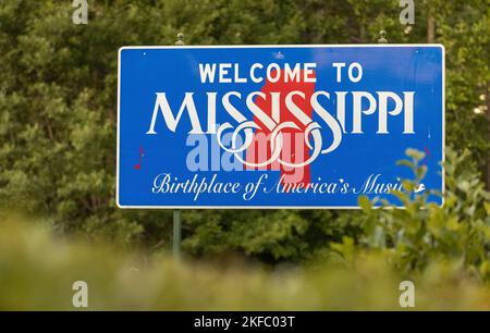 Willkommen in Mississippi, Geburtsort von America's Music Schild am Eingang des Staates. Stockfoto