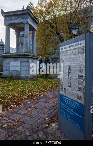 Kirkyard im Stadtzentrum von St. Nicholas Aberdeen. Der Friedhof von St. Nikolaus in Aberdeen ist ein historischer Friedhof rund um St. Nikolaus Kirk (von 1157). Stockfoto