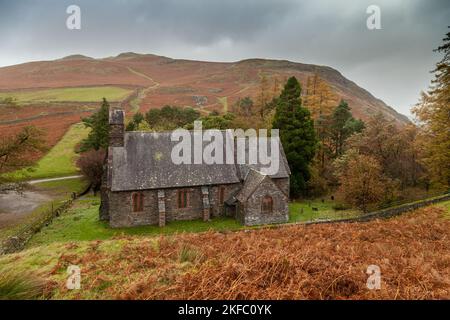 St. Peter's Church, Martindale, mit Hallin Fell im Hintergrund, Cumbria, England Stockfoto