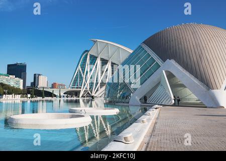 VALENCIA, SPANIEN - 15. Oktober 2022: Die Stadt der Künste und Wissenschaften bei Sonnenuntergang in den Lichtstrahlen in Valencia, Spanien. Die Stadt der Künste und Wissenschaften Stockfoto