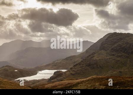 Stickle Tarn ist ein kleiner tarn in der Nähe von Harrison Stickle im Lake District, England Stockfoto