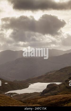 Stickle Tarn ist ein kleiner tarn in der Nähe von Harrison Stickle im Lake District, England Stockfoto