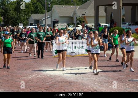 Die Chapman High School Band nimmt an der jährlichen Chapman Labor Day Parade 113. am 5. September 2022 in Chapman, Kansas, Teil. Die Parade unter dem Motto „Irish Heritage: 150 Years of Chapman“ umfasste die berittene Farbwache der 1. Infantry Division des Kommandanten Generals, die Reiter der Kansas American Legion Post 240 und mehr. Stockfoto