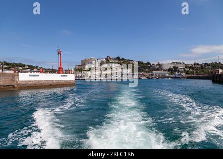 Das Gefolge eines Bootes, das den Hafen von Torquay verlässt. Stockfoto
