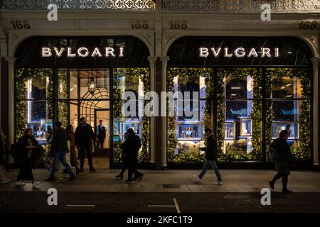 London, Großbritannien. 17. November 2022. Der Bulgari-Laden schließt sich den Illuminationen an, wenn die neuen Weihnachtslichter in der Bond Street eingeschaltet werden, die von den Kronjuwelen und den weltberühmten Schmuckhäusern inspiriert sind, die sich im Laufe der Jahrhunderte in der Bond Street niedergelassen haben. Kredit: Stephen Chung / Alamy Live Nachrichten Stockfoto