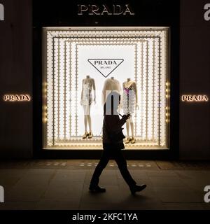 London, Großbritannien. 17. November 2022. Der Prada-Laden schließt sich den Illuminationen an, wenn die neuen Weihnachtslichter der Bond Street eingeschaltet werden, inspiriert von den Kronjuwelen und den weltberühmten Schmuckhäusern, die sich im Laufe der Jahrhunderte in der Bond Street niedergelassen haben. Kredit: Stephen Chung / Alamy Live Nachrichten Stockfoto