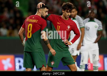 Lissabon, Portugal. 17.. November 2022. Bruno Fernandes aus Portugal (L) feiert mit Joao Felix am 17. November 2022 im Alvalade-Stadion in Lissabon, Portugal, das Freundschaftsspiel zwischen Portugal und Nigeria, im Vorfeld der Qatar-Weltmeisterschaft 2022. (Bild: © Pedro Fiuza/ZUMA Press Wire) Stockfoto