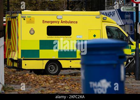 London, Großbritannien. 17.. November 2022. Ein Krankenwagen des London Ambulance Service verlässt das St. Thomas' Hospital. Kanzler Jeremy Hunt hat in seiner Herbsterklärung in den nächsten zwei Jahren zusätzliche Mittel in Höhe von 6,6 Milliarden Â£für den NHS bereitgestellt, obwohl übermäßige Patientenrückstände einen schwierigen Winter für Krankenhäuser bedeuten werden. (Bild: © Tejas Sandhu/SOPA Images via ZUMA Press Wire) Stockfoto