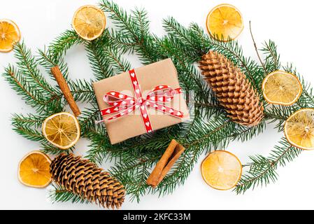 Umweltfreundliche Alternative grüne Weihnachtsgeschenke mit recyceltem Bastelpapier verpackt. Zero Waste Weihnachten, flach liegend, Draufsicht Stockfoto