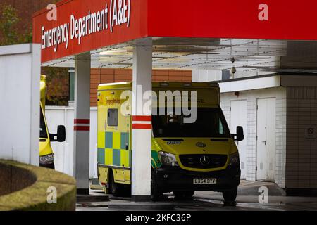 London, Großbritannien. 17.. November 2022. Ein Krankenwagen des Londoner Ambulanzdienstes, gesehen im St. Thomas' Hospital. Kanzler Jeremy Hunt hat in seiner Herbsterklärung in den nächsten zwei Jahren zusätzliche Mittel in Höhe von 6,6 Milliarden Â£für den NHS bereitgestellt, obwohl übermäßige Patientenrückstände einen schwierigen Winter für Krankenhäuser bedeuten werden. (Bild: © Tejas Sandhu/SOPA Images via ZUMA Press Wire) Stockfoto
