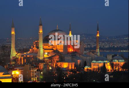 Die Hagia Sophia befindet sich in Istanbul und wurde im 6. Jahrhundert erbaut. Sie wurde 1453 in eine Moschee umgewandelt. Stockfoto