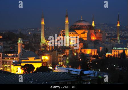 Die Hagia Sophia befindet sich in Istanbul und wurde im 6. Jahrhundert erbaut. Sie wurde 1453 in eine Moschee umgewandelt. Stockfoto