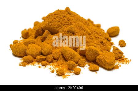 Haufen Kurkuma-Pulver auf Weiß ausgeschnitten. Stockfoto