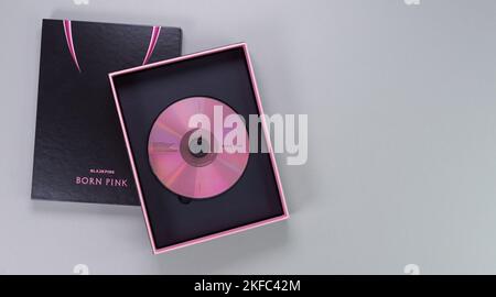 BlackPink BORN PINK 2. Album Box auf grauem Hintergrund. Rosa Musik-CD. Südkoreanische Mädchengruppe BlackPink. Platz für Text. Gatineau, QC Canada - Nove Stockfoto