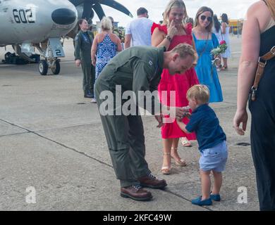 220905-N-VG565-1076 Norfolk, VA. (Sept 5, 2022) - Familien begrüßen Heimsegler, die während der Heimkehr des Staffels am 5. September an die „Seahawks“ des Airborne Command and Control Squadron (VAW) 126 auf der Naval Station Norfolk angeschlossen waren. VAW-126, Teil des Carrier Air Wing 1, startete auf der USS Harry S. Truman (CVN 75) und kehrt nach einem geplanten Einsatz im Einsatzgebiet der US Naval Forces Europe, das von der US Sixth Fleet zur Verteidigung der Interessen der USA, der Alliierten und der Partner eingesetzt wird, zur Naval Station Norfolk zurück. Stockfoto