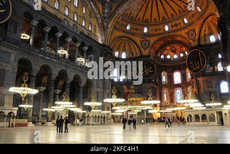 Die Hagia Sophia befindet sich in Istanbul und wurde im 6. Jahrhundert erbaut. Sie wurde 1453 in eine Moschee umgewandelt. Stockfoto