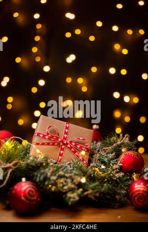 Weihnachtliche helle Komposition. Geschenkverpackung. Weihnachtshintergrund für die Präsentation von Arbeit oder Text. Speicherplatz kopieren. Stockfoto