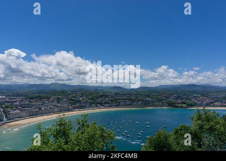 Blick auf die Muschel in San Sebastian Spanien von oben mit Booten, die im Wasser angedockt sind Stockfoto